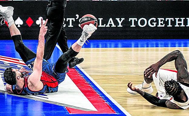 Tornike Shengelia suma una canasta al tiempo que fuerza la falta de Othello Hunter durante el tercer encuentro.