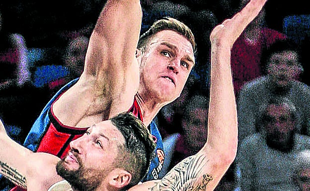 Voigtmann culmina una acción ofensiva con un mate frente a Nikita Kurbanov .