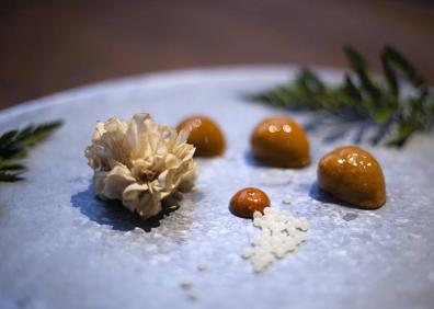 Imagen secundaria 1 - Guerrero, retratado en su DSTAgE madrileño con su vanguardista propuesta, 'coronada' con una flor de perretxiko crudo «para que se aprecie mejor el sabor intenso de la seta».