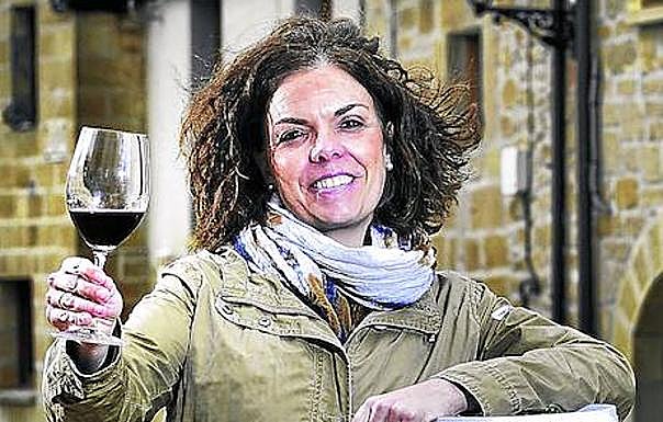 Mariasun brinda por unas buenas fiestas en el balcón del Ayuntamiento de Samaniego.