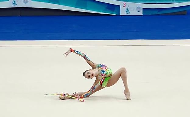 Imagen principal - Arriba, Yulia Kutlaeva. Sobre estas líneas Polina Khonina y la vitoriana Saioa Lamas. 