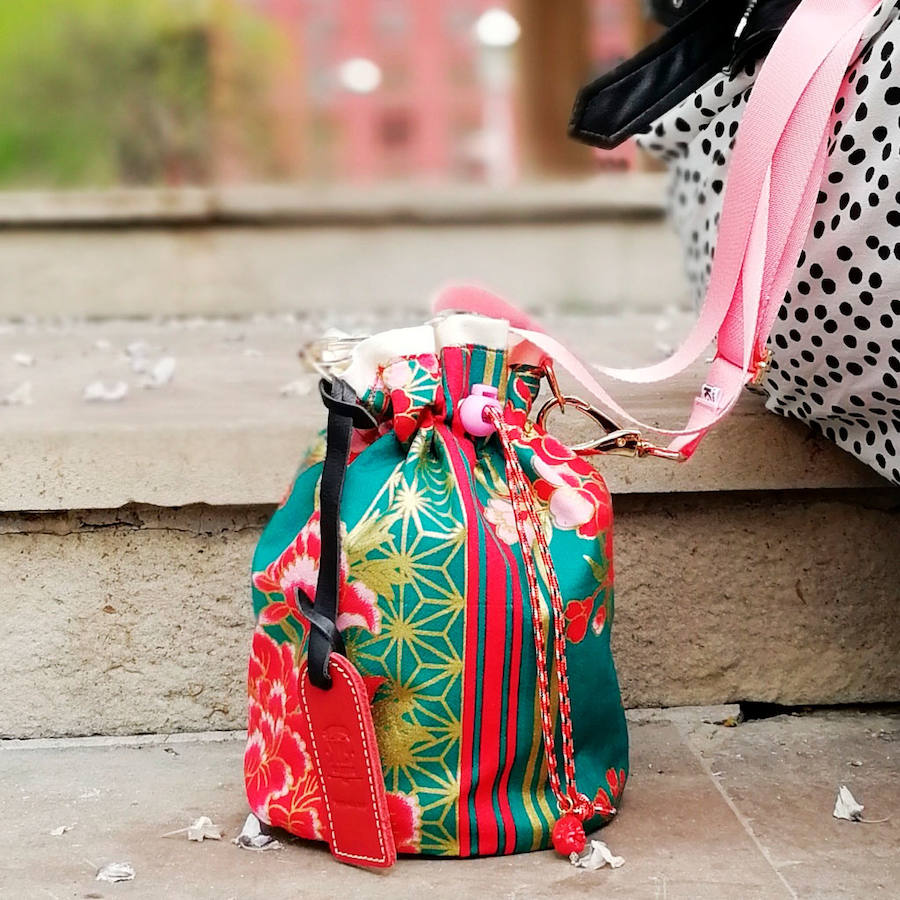 Sandra y Marta Llano, fundadoras de la firma KB Sisters, diseñan y confeccionan complementos únicos: desde coloristas coleteros o turbantes hasta originales billeteras o bolsos con la imagen de Bob Marley o Frida Kahlo