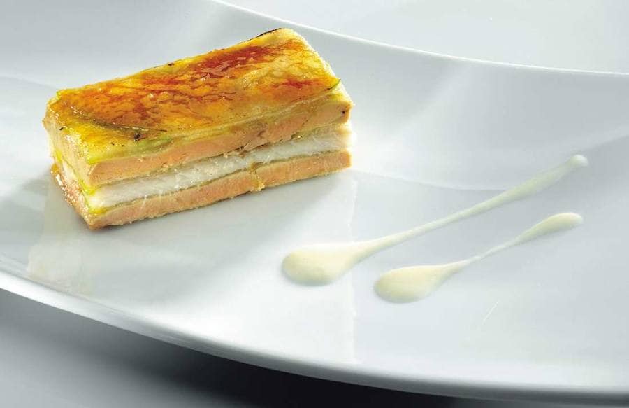 1995. Milhojas caramelizado de anguila ahumada, foie gras, cebolleta y manzana verde.