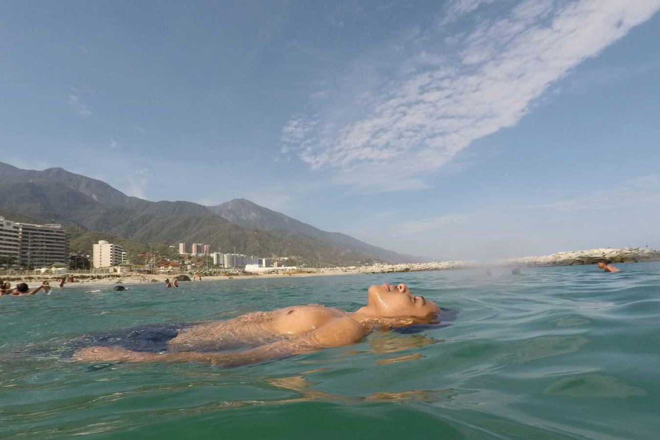 Víctor flota en el mar mientras pasa un día en la playa de Coral, La Guaira, cerca de Caracas, Venezuela