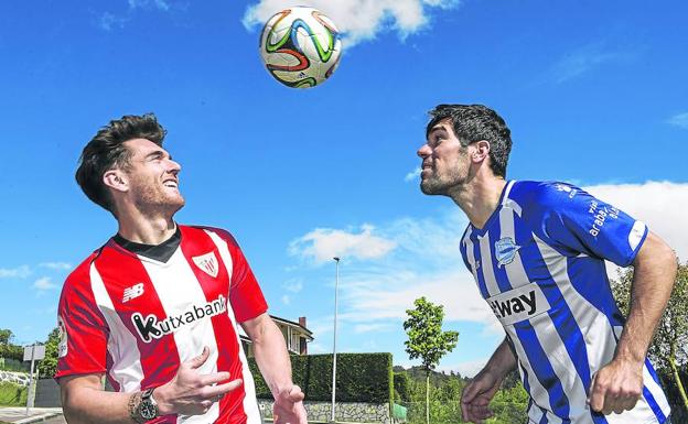 Ibai Gómez y Manu García, dos grandes amigos, juegan con un balón el jueves en Berango.