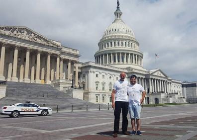 Imagen secundaria 1 - Santiago Rey le saca lustre al Big Ben. Francisco Castro y Manuel Rial limpian el Capitolio (derecha). Otros equipos en la Sagrada Familia.