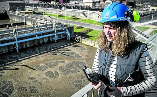 Eider vigila las piscinas de la estación depuradora donde las bacterias devoran las impurezas del agua. 