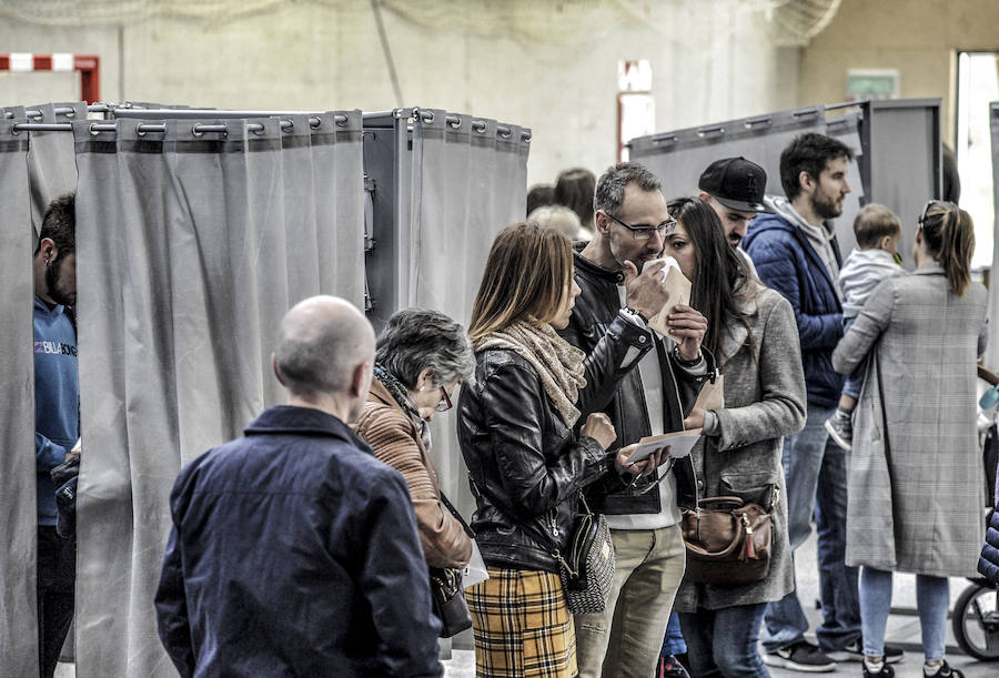 Fotos: La jornada electoral en Vitoria en imagenes