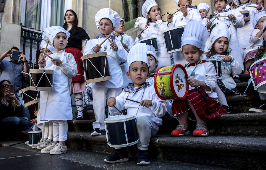 Los niños esperan a la señal para empezar la tamborrada.