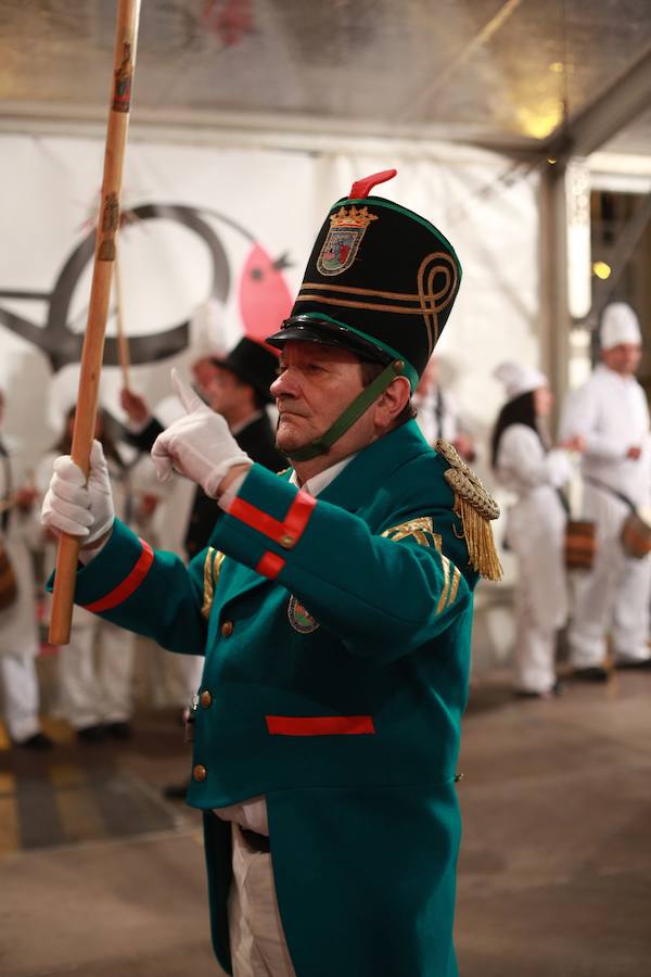 Más de 300 miembros de las 25 sociedades participantes en la Tamborrada tocaron tambores, barriles y barriletes para animar la víspera del patrón
