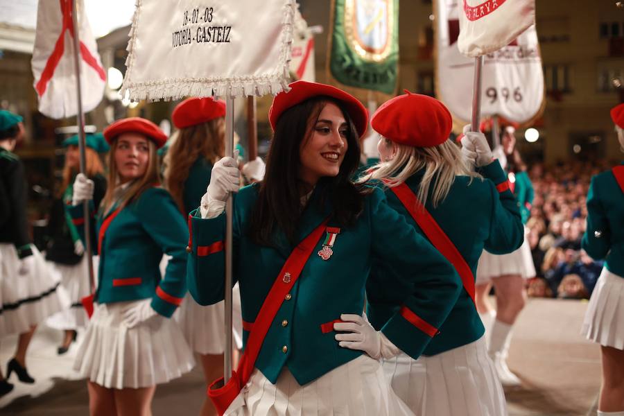 Más de 300 miembros de las 25 sociedades participantes en la Tamborrada tocaron tambores, barriles y barriletes para animar la víspera del patrón