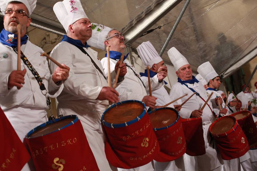 Más de 300 miembros de las 25 sociedades participantes en la Tamborrada tocaron tambores, barriles y barriletes para animar la víspera del patrón