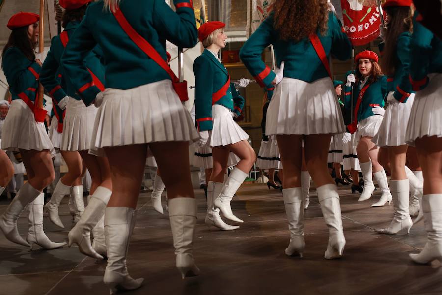 Más de 300 miembros de las 25 sociedades participantes en la Tamborrada tocaron tambores, barriles y barriletes para animar la víspera del patrón