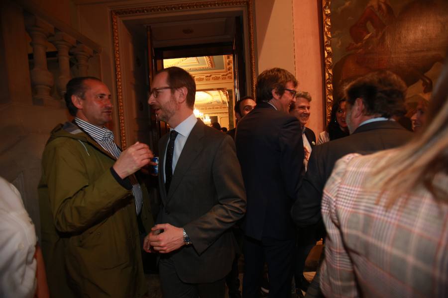 Más de 300 miembros de las 25 sociedades participantes en la Tamborrada tocaron tambores, barriles y barriletes para animar la víspera del patrón