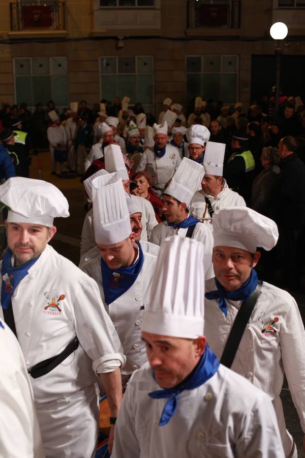 Más de 300 miembros de las 25 sociedades participantes en la Tamborrada tocaron tambores, barriles y barriletes para animar la víspera del patrón