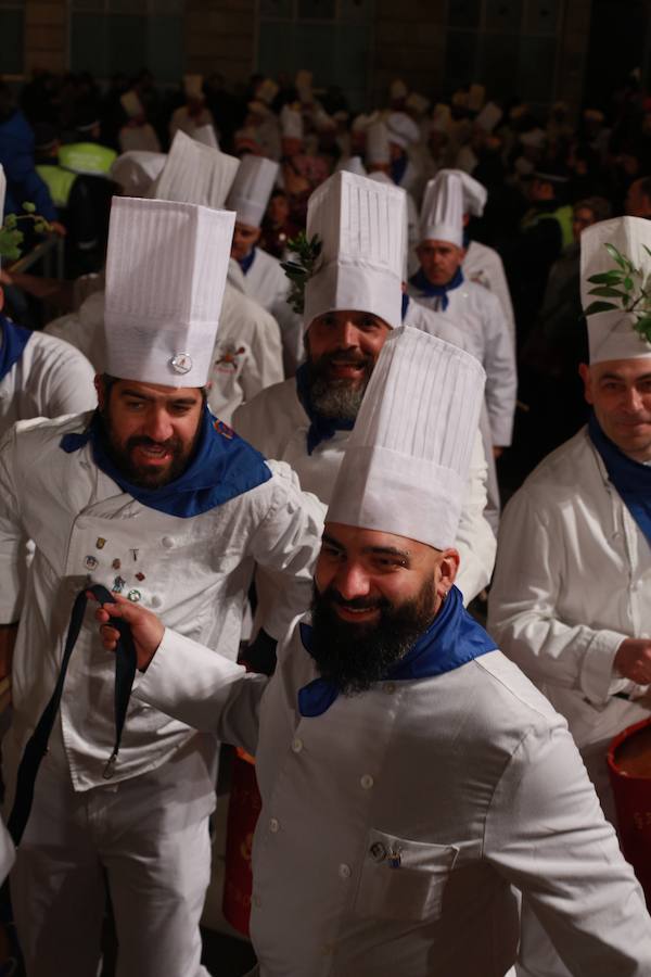 Más de 300 miembros de las 25 sociedades participantes en la Tamborrada tocaron tambores, barriles y barriletes para animar la víspera del patrón