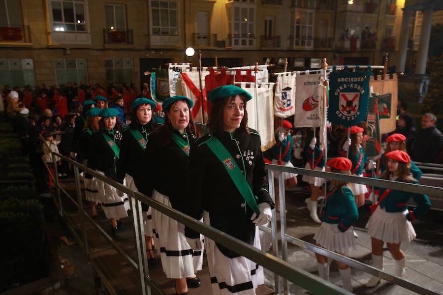 Más de 300 miembros de las 25 sociedades participantes en la Tamborrada tocaron tambores, barriles y barriletes para animar la víspera del patrón