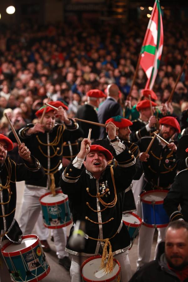 Más de 300 miembros de las 25 sociedades participantes en la Tamborrada tocaron tambores, barriles y barriletes para animar la víspera del patrón