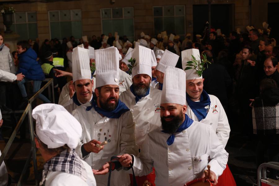 Más de 300 miembros de las 25 sociedades participantes en la Tamborrada tocaron tambores, barriles y barriletes para animar la víspera del patrón