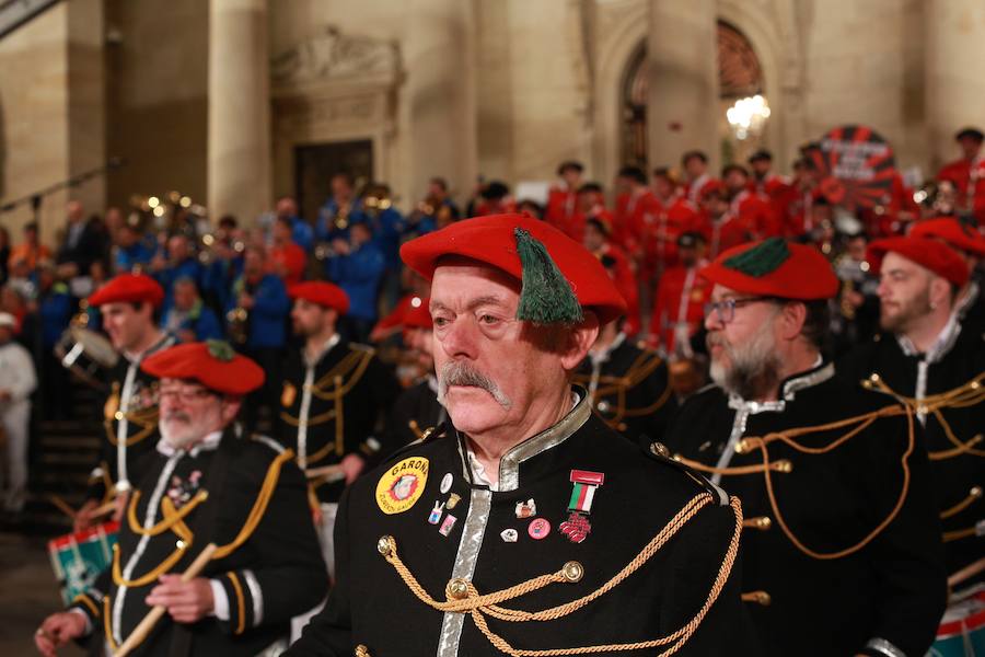 Más de 300 miembros de las 25 sociedades participantes en la Tamborrada tocaron tambores, barriles y barriletes para animar la víspera del patrón