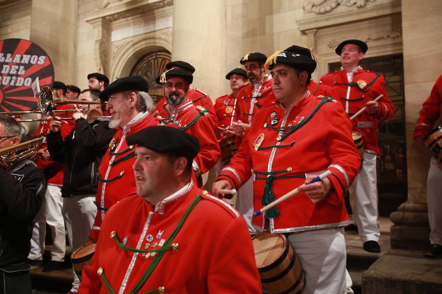 Más de 300 miembros de las 25 sociedades participantes en la Tamborrada tocaron tambores, barriles y barriletes para animar la víspera del patrón