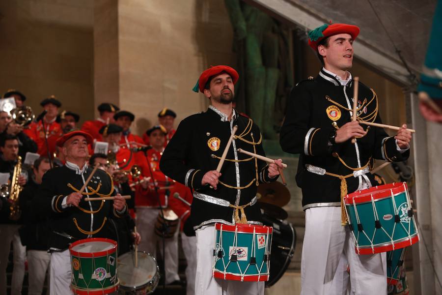 Más de 300 miembros de las 25 sociedades participantes en la Tamborrada tocaron tambores, barriles y barriletes para animar la víspera del patrón