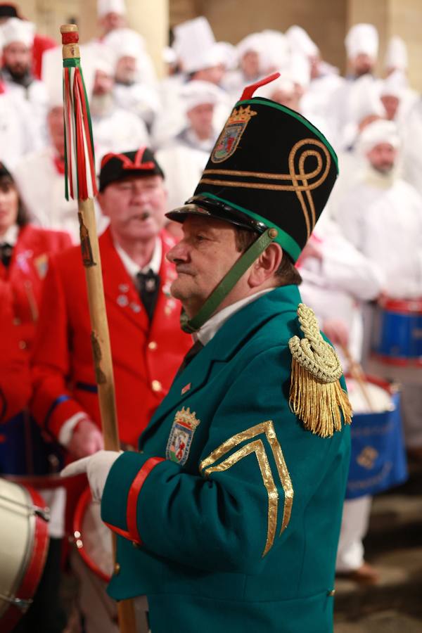 Más de 300 miembros de las 25 sociedades participantes en la Tamborrada tocaron tambores, barriles y barriletes para animar la víspera del patrón