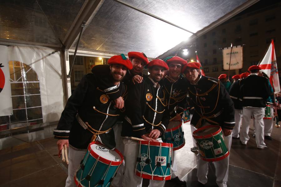 Más de 300 miembros de las 25 sociedades participantes en la Tamborrada tocaron tambores, barriles y barriletes para animar la víspera del patrón