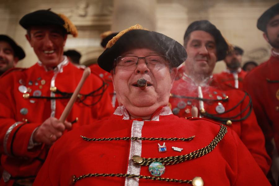 Más de 300 miembros de las 25 sociedades participantes en la Tamborrada tocaron tambores, barriles y barriletes para animar la víspera del patrón