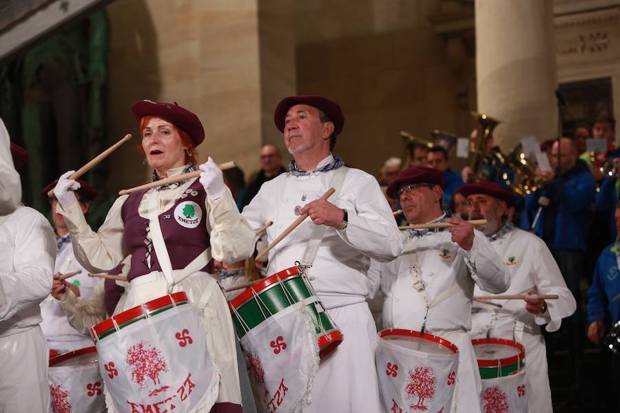 Más de 300 miembros de las 25 sociedades participantes en la Tamborrada tocaron tambores, barriles y barriletes para animar la víspera del patrón