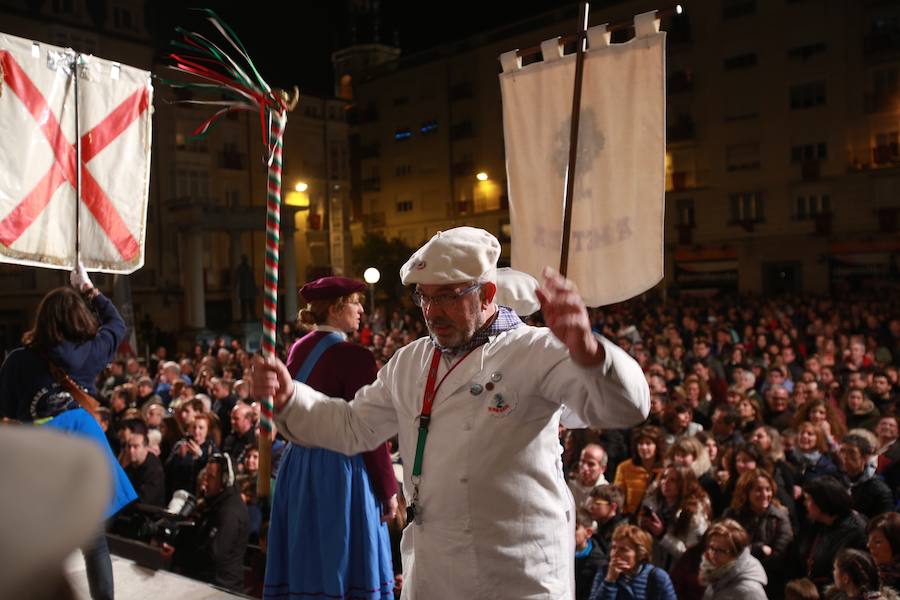 Más de 300 miembros de las 25 sociedades participantes en la Tamborrada tocaron tambores, barriles y barriletes para animar la víspera del patrón