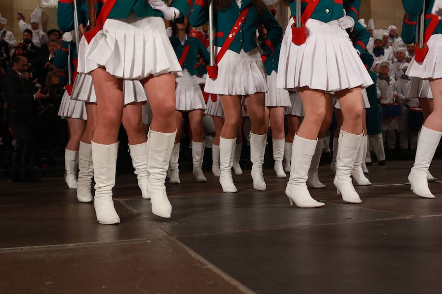 Más de 300 miembros de las 25 sociedades participantes en la Tamborrada tocaron tambores, barriles y barriletes para animar la víspera del patrón