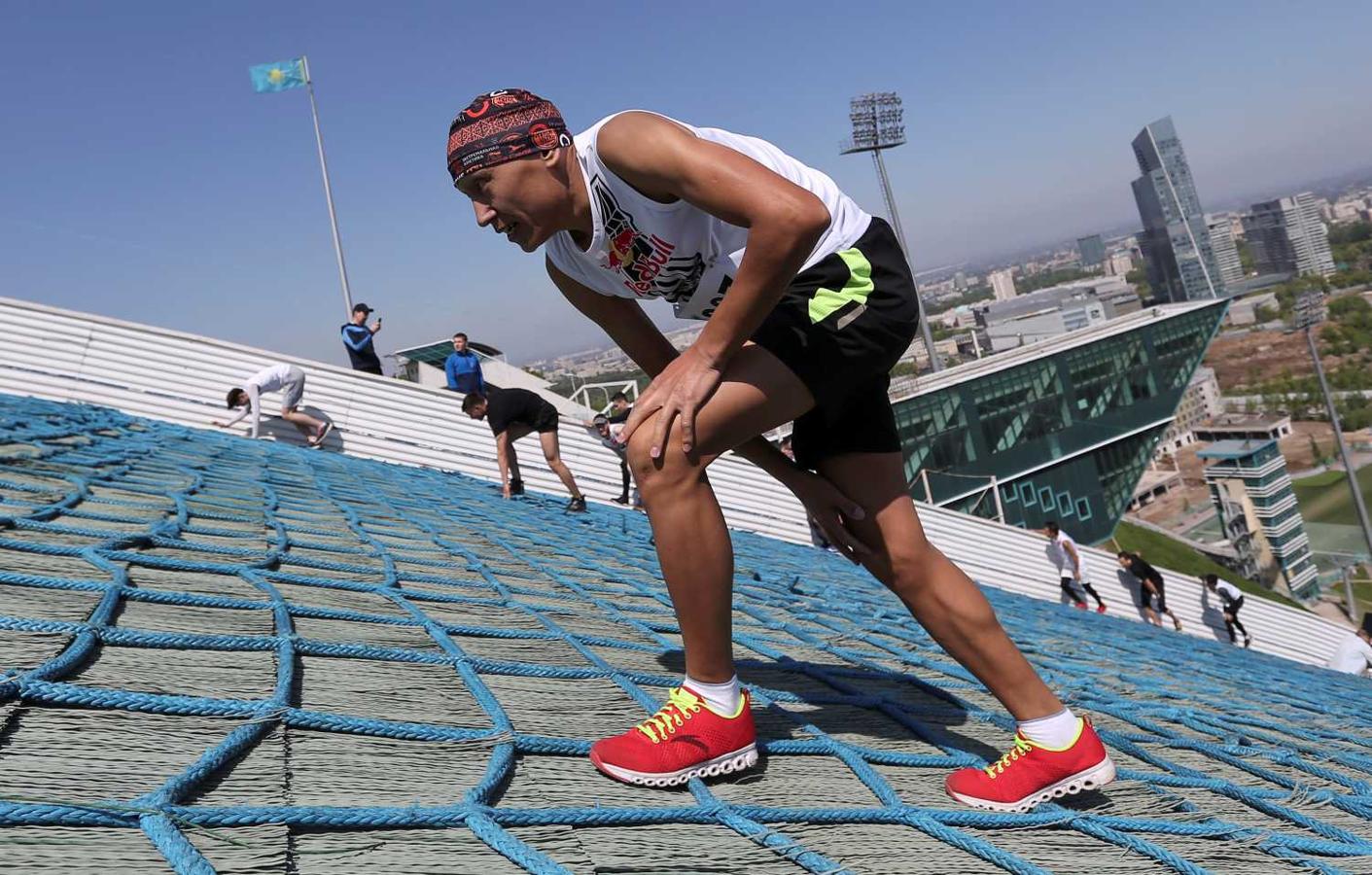 Atletas compiten durante el sprint cuesta arriba de Red Bull 400 en el Sunkar International Ski Jumping Complex en Almaty, Kazajstán.