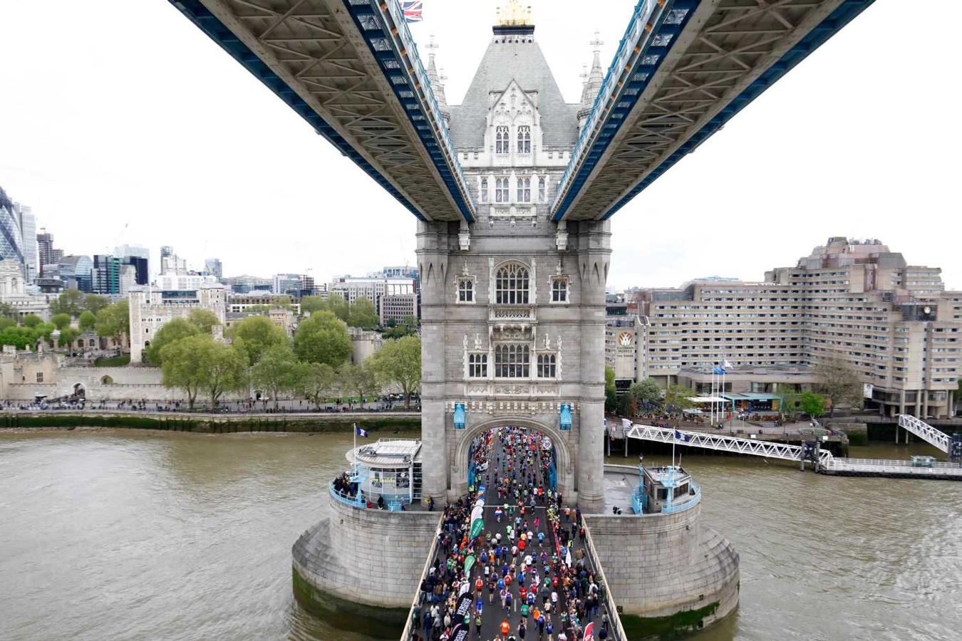 Atletas corren a través de Tower Bridge mientras compiten en la Maratón de Londres 2019.