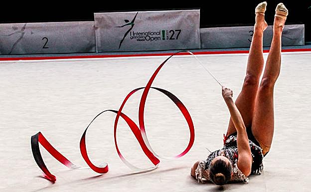 Ejercicio de cintas de una de las participantes en la demostración del Iradier Arena.