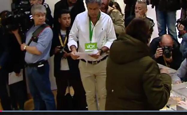 Enfrentamiento entre la prensa y un apoderado de VOX antes de la votación de Pedro Sánchez