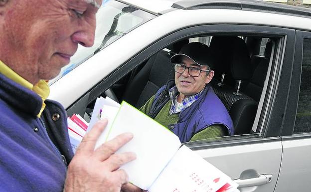 Emiliano recibe la propaganda electoral en Arakaldo.