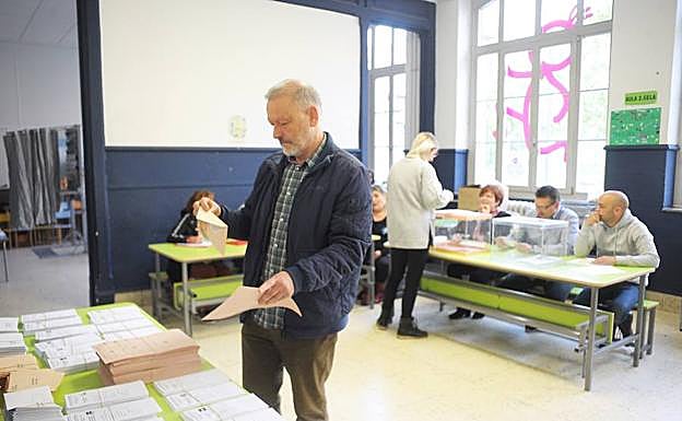 Uriarte ha votado en el colegio Mujica del Casco Viejo.