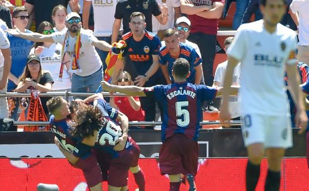 Charles celebra junto a sus compañeros el tanto de la victoria ante el Valencia.