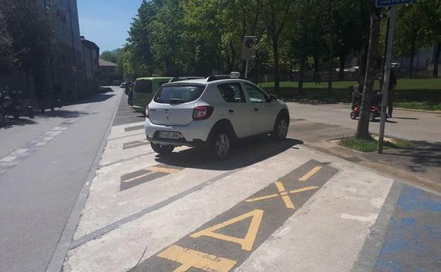 Un taxi espera en la parada de Markina ubicada junto al Prado. 