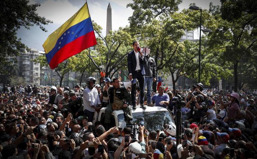 Juan Guaidó y Leopoldo López, en Caracas rodeados por una multitud