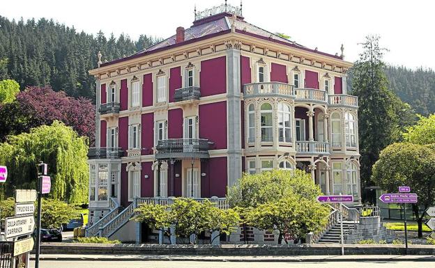 El Ayuntamiento de Güeñes es una antigua mansión de indianos diseñada por Emiliano Pagazaurtundua en 1910.