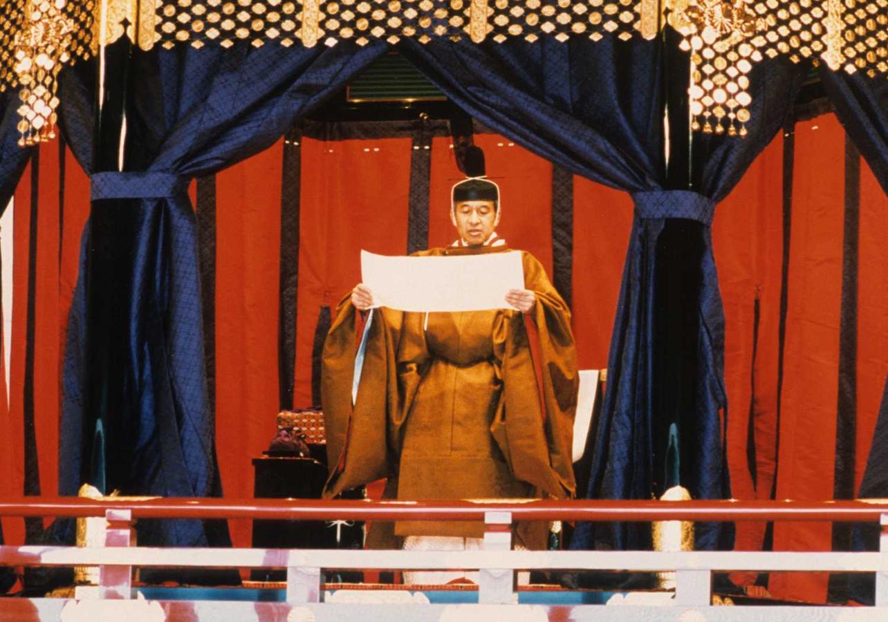 12 de Noviembre de 1980. El emperador Akihito se compromete a observar la Constitución de Japón durante las ceremonia que marca su acceso al Trono del Crisantemo de Japón