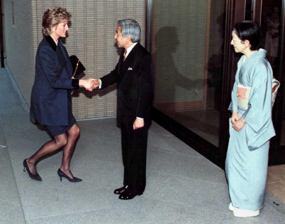 8 de febrero de 1995. La princesa británica Diana se arrodilla ante el emperador Akihito de Japón y la emperatriz Michiko, en el Palacio Imperial en Japón