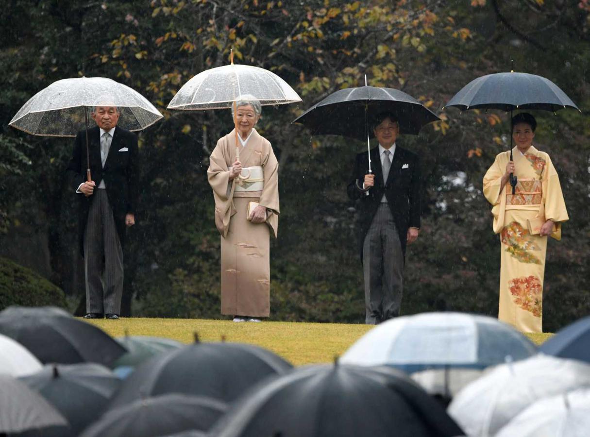 9 de noviembre de 2018. El emperador de Japón, Akihito, la emperatriz Michiko, el príncipe heredero Naruhito y la princesa heredera Masako asisten a una fiesta en el jardín de otoño del Palacio Akasaka en Tokio