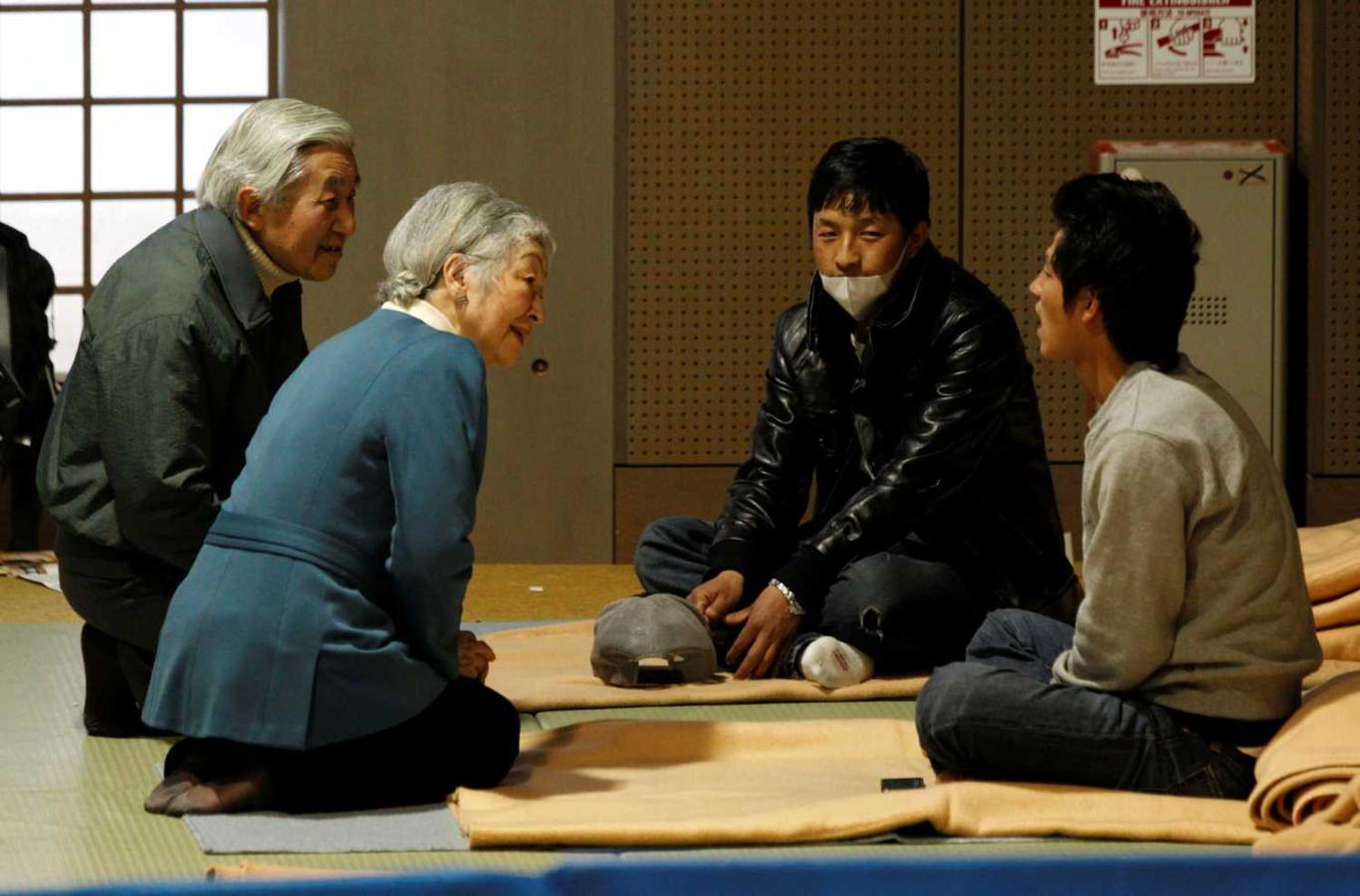 30 de marzo de 2011. El Emperador de Japón Akihito y la Emperatriz Michiko, conversan con los evacuados del tsunami en un refugio en Tokio