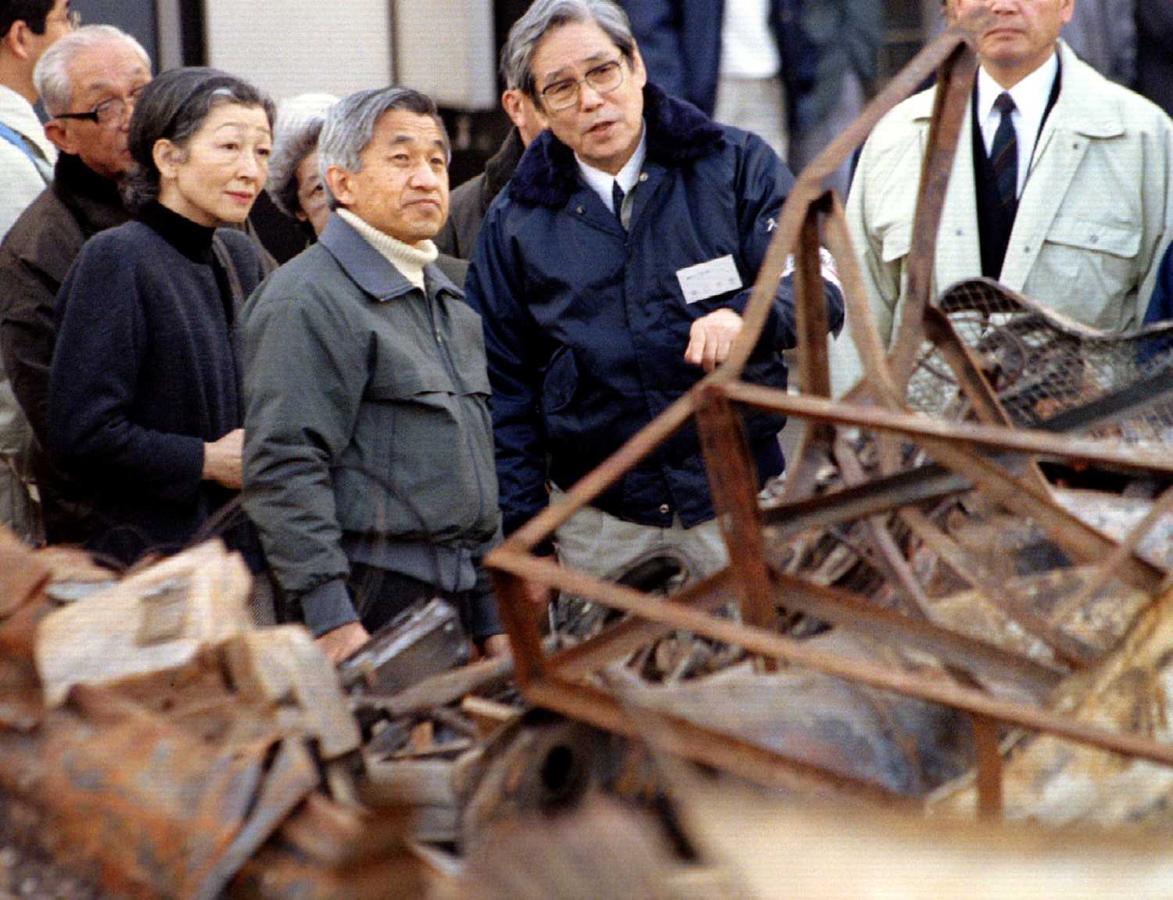 31 de enero de 1995. Los emperadores Akihito y Michiko, visitan la ciudad de Kobe tras el terremoto
