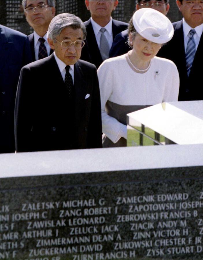 2 de agosto de 1995. El emperador japonés Akihito, flanqueado por la emperatriz Michiko, observan los nombres de los soldados estadounidenses que murieron en las batallas de Okinawa durante la Segunda Guerra Mundial en el Parque Conmemorativo de la Paz de Okinawa