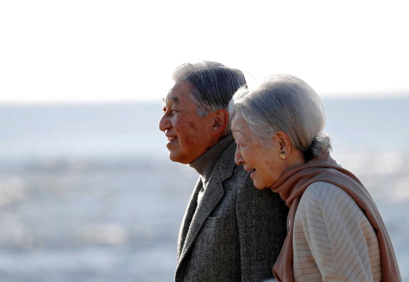 21 de enero de 2019. El emperador de Japón Akihito y la emperatriz Michiko pasean por una playa cerca de su villa imperial, donde se alojan para la recuperación del emperador, en la ciudad de Hayama, al sur de Tokio, Japón