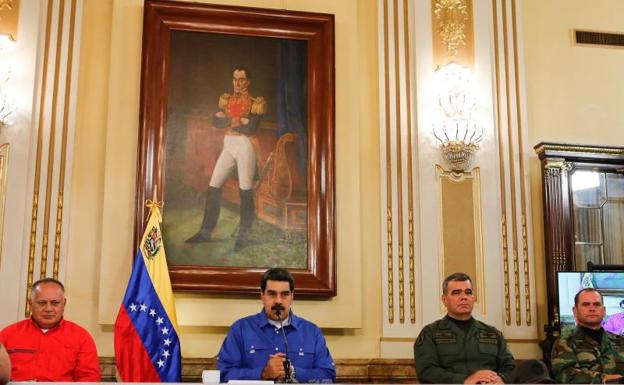 Fotografía cedida por la oficina de Prensa de Miraflores, donde se observa al gobernante de Venezuela, Nicolás Maduro (c), junto a su ministro de Defensa, Vladimir Padrino (2d), y el presidente de la oficialista Asamblea Nacional Constituyente de Venezuela, Diosdado Cabello (i), durante una alocución trasmitida en cadena obligatoria de radio y televisión este martes, en Caracas (Venezuela)